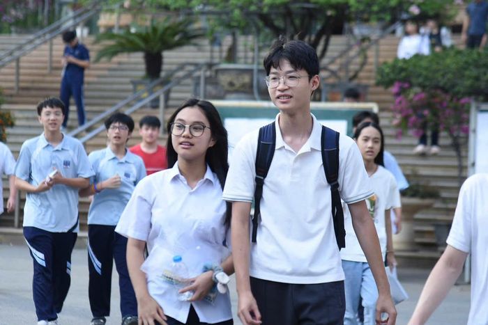 Những nụ cười nhẹ nhõm xuất hiện trên gương mặt các thí sinh sau nhiều tháng ôn luyện và ba ngày liên tiếp dự thi. Ảnh: Xuân Quý