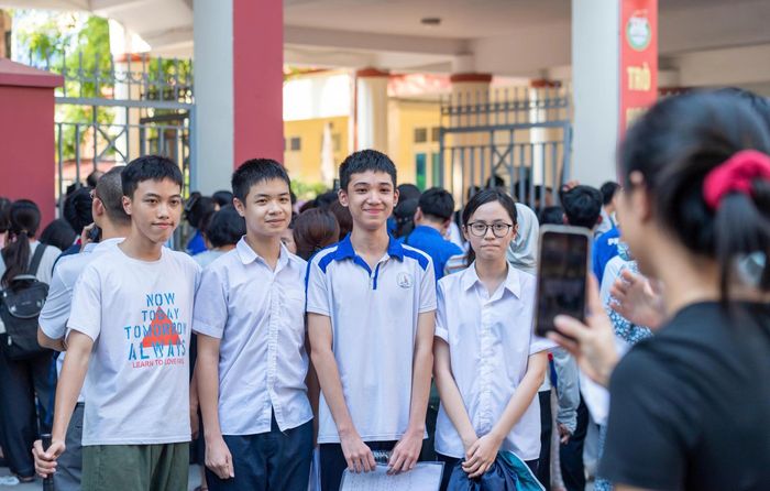 Các thí sinh lưu lại khoảnh khắc đáng nhớ cùng bạn bè trước cổng điểm thi. Ảnh: Mạnh Hưng