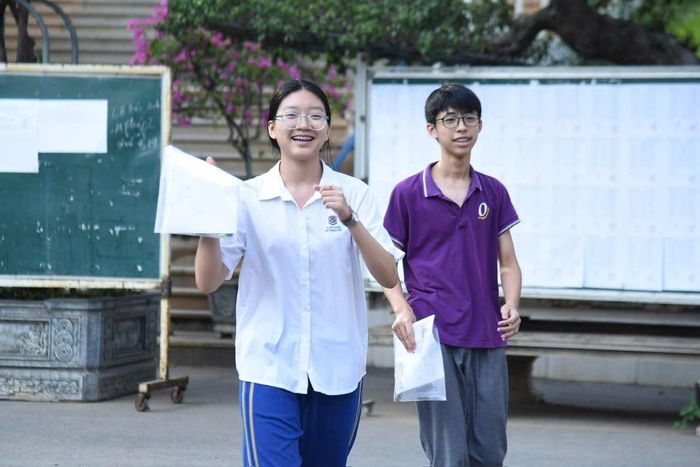 Khoảnh khắc vui mừng của các học sinh sau khi hoàn thành toàn bộ các bài thi vào lớp 10 chuyên. Ảnh: Xuân Quý