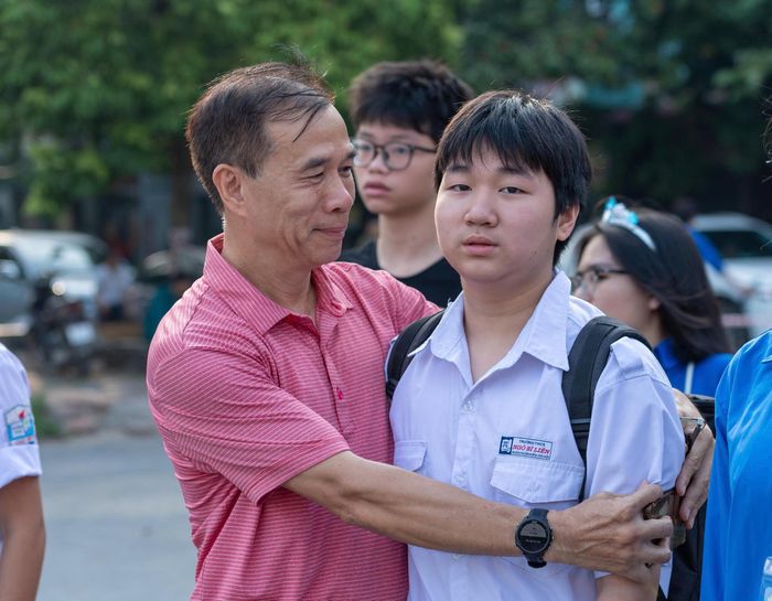 Cái ôm động viên của người cha giành cho con trai trong kỳ thi được xem là thử thách lớn của năm học lớp 9. Ảnh: Mạnh Hưng
