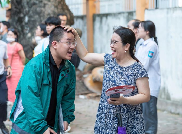 Phụ huynh chờ sẵn bên ngoài điểm thi để đón con sau môn thi chuyên. Ảnh: Mạnh Hưng