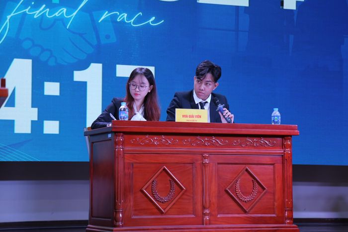 Châu Anh tại cuộc thi Hòa giải thương mại Việt Nam. Ảnh: NVCC