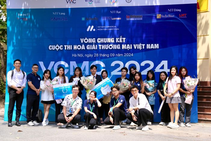 Châu Anh (thứ 5 từ trái qua) tham gia vòng chung kết cuộc thi Hòa giải thương mại Việt Nam. Ảnh: NVCC