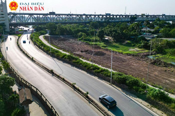 Khu đất quy hoạch xây dựng công viên nằm tại bãi sông Hồng, có vị trí tiếp giáp các trục giao thông quan trọng như Vành đai 3, khu vực chân cầu Thăng Long và đường An Dương Vương