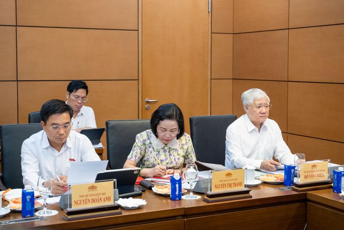 Phó Chủ tịch Thường trực Quốc hội Đỗ Văn Chiến, Phó Chủ tịch Quốc hội Nguyễn Thị Thanh và Phó Chủ tịch Quốc hội, Thượng tướng Nguyễn Doãn Anh dự cuộc họp