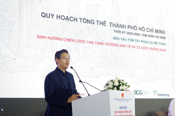 Phó Giám đốc Viện Nghiên cứu thiết kế đô thị, Quy hoạch đô thị và Nông thôn quốc gia - Bộ Xây dựng (VIUP) Sầm Minh Tuấn phát biểu tại hội thảo. Ảnh: Hoa Lê