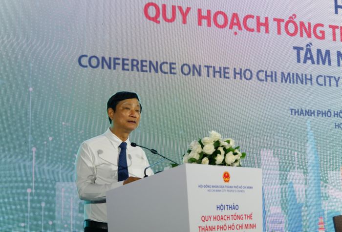 Chủ tịch HĐND TP. Hồ Chí Minh Võ Văn Minh phát biểu chào mừng và định hướng hội thảo. Ảnh: Hoa Lê