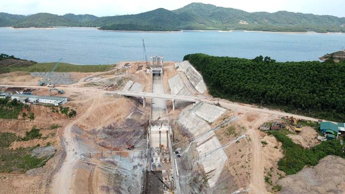 Hạng mục tràn xả lũ mới đang dần hoàn thiện