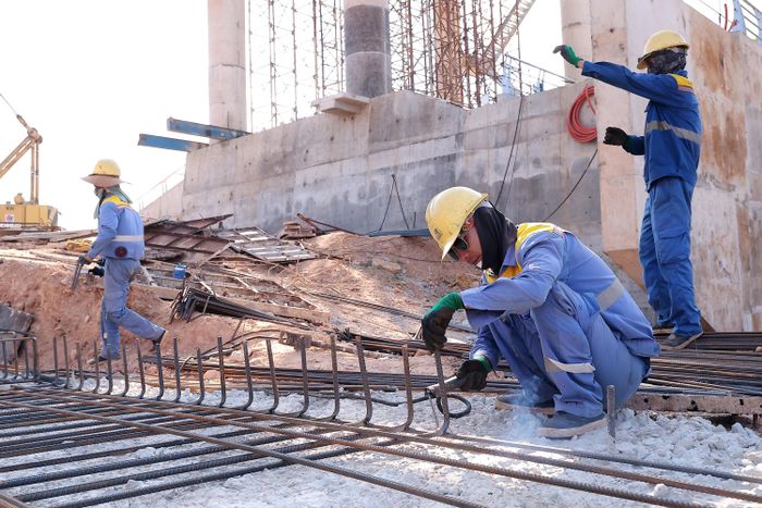 Các nhóm công nhân đang khẩn trương thi công, đẩy nhanh tiến độ dự án