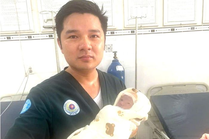 Đại úy Phạm Minh Trung cùng các y, bác sĩ phối hợp với Trạm y tế địa phương tiến hành các biện pháp cấp cứu đúng quy trình, bảo đảm sức khỏe sản phụ và trẻ sơ sinh