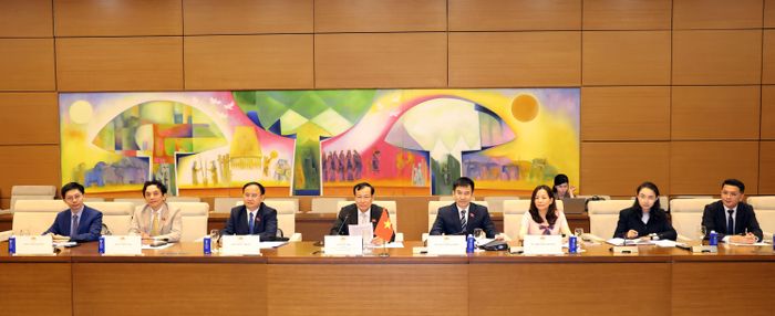 Các đại biểu tham dự cuộc làm việc