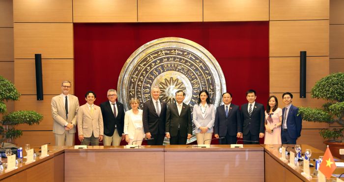 Chủ nhiệm Ủy ban Quốc phòng, An ninh và Đối ngoại, Thượng tướng Lê Tấn Tới; Chủ nhiệm Ủy ban Quốc phòng và các lực lượng vũ trang của Hạ viện Pháp Jean Michel Jacques chụp ảnh lưu niệm với các đại biểu hai nước