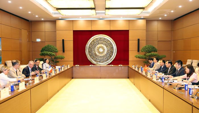 Quang cảnh cuộc làm việc