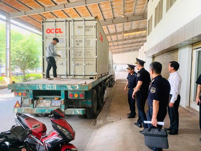 Từ nghi vấn trên tờ khai, Hải quan phát hiện 325.000 bao thuốc lá giả mạo nhãn hiệu. Ảnh: HQ