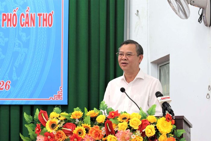 Chủ tịch UBND TP Cần Thơ Trương Cảnh Tuyên phát biểu tiếp thu, làm rõ thêm các vấn đề cử tri quan tâm