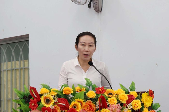 Chủ tịch UBND phường Tân An Lê Thị Hồng Lam trả lời các ý kiến phản ánh, kiến nghị của cử tri