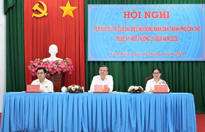 Chủ tịch UBND TP. Cần Thơ Trương Cảnh Tuyên và các đại biểu HĐND thành phố thuộc Đơn vị bầu cử số 2 tham gia tiếp xúc cử tri
