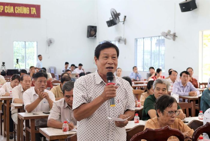 Cử tri Đặng Trường Sơn (phường Tân An) phát biểu tại hội nghị