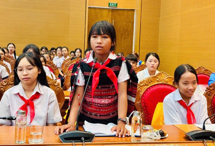 Thiếu nhi đặt câu hỏi cho đại biểu HĐND tỉnh tại Hội nghị Tiếp xúc, đối thoại. Ảnh: Ngọc Minh