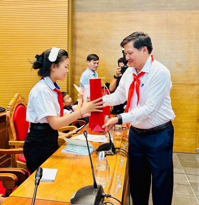Phó chủ tịch Thường trực HĐND tỉnh Trương Văn Đạt trao quà cho học sinh tham dự đối thoại