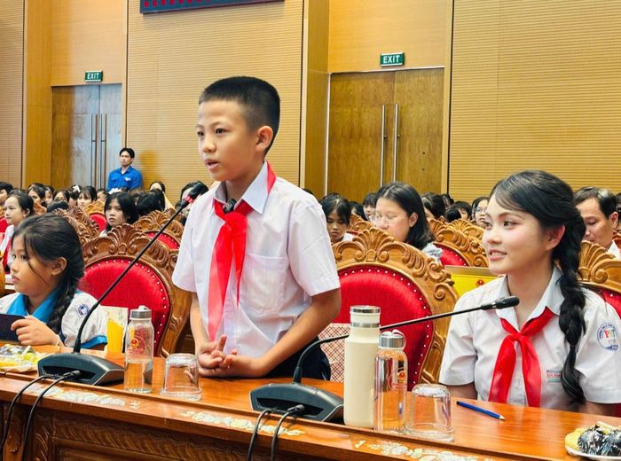 Thiếu nhi đặt câu hỏi cho đại biểu HĐND tỉnh tại Hội nghị Tiếp xúc, đối thoại. Ảnh: Ngọc Minh