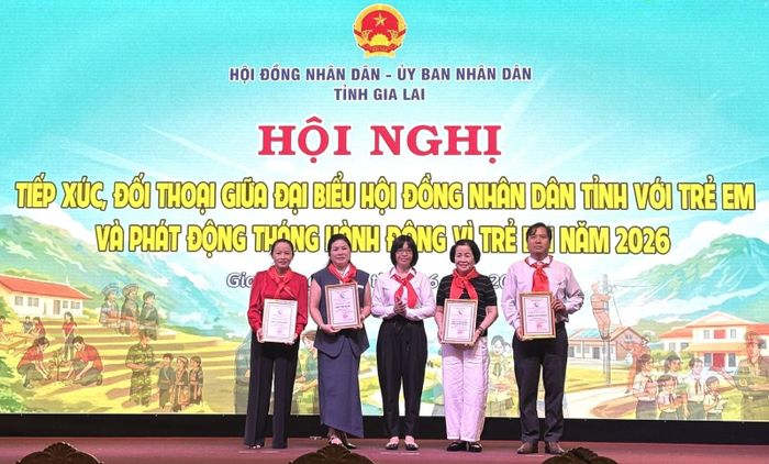 Phó Chủ tịch UBND tỉnh Nguyễn Thị Thanh Lịch trao tặng bảng ghi nhận tấm lòng vàng cho các doanh nghiệp đồng hành cùng Hội đồng Quản lý Quỹ bảo trợ trẻ em tỉnh