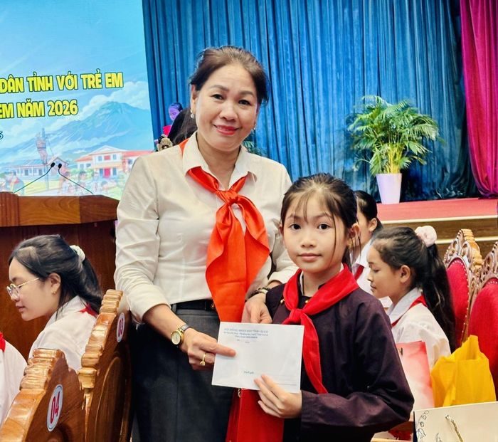 Phó Chủ tịch HĐND tỉnh Huỳnh Thúy Vân trao quà cho học sinh tham dự đối thoại
