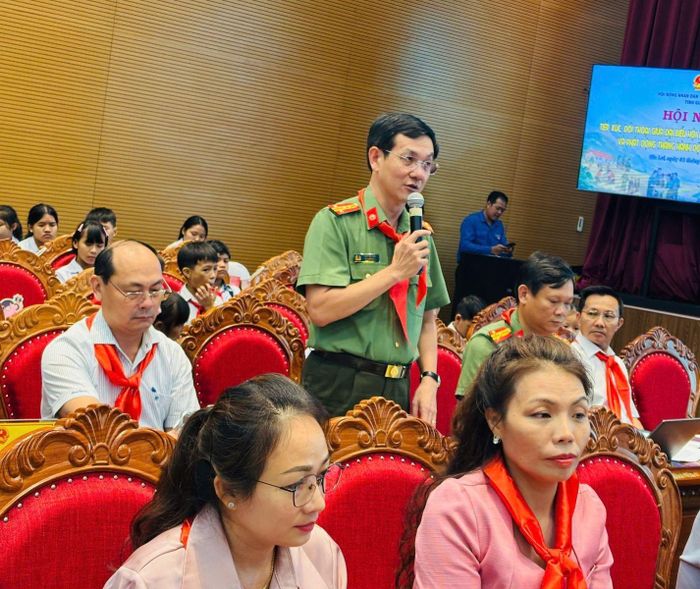 Phó Giám đốc Công an tỉnh Ngô Cự Vinh trả lời các kiến nghị của các em học sinh liên quan đến vấn đề bảo vệ trẻ em an toàn trên không gian mạng. Ảnh: Ngọc Minh