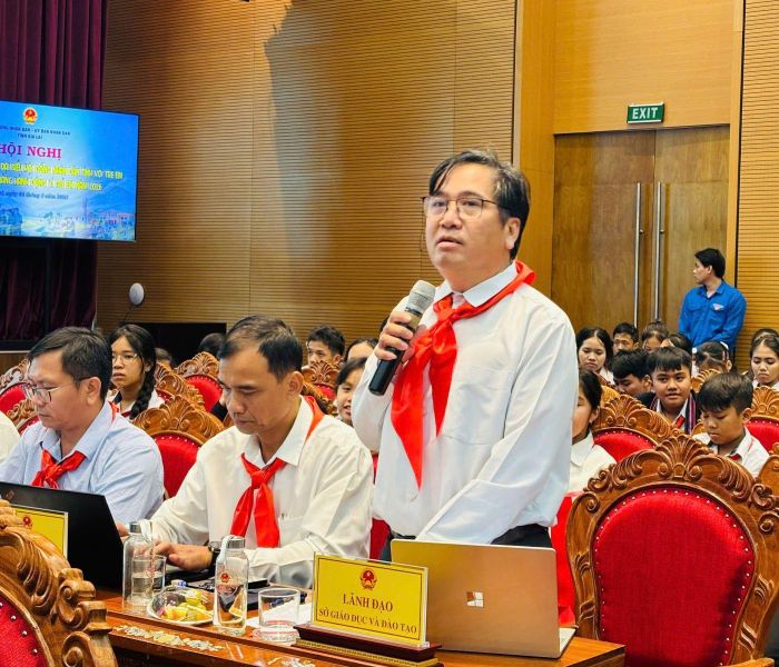 Lãnh đạo Sở Giáo dục và Đào tạo trả lời, hướng dẫn học sinh các nội dung liên quan đến vấn đề học tập, giáo dục tại trường học. Ảnh: Ngọc Minh