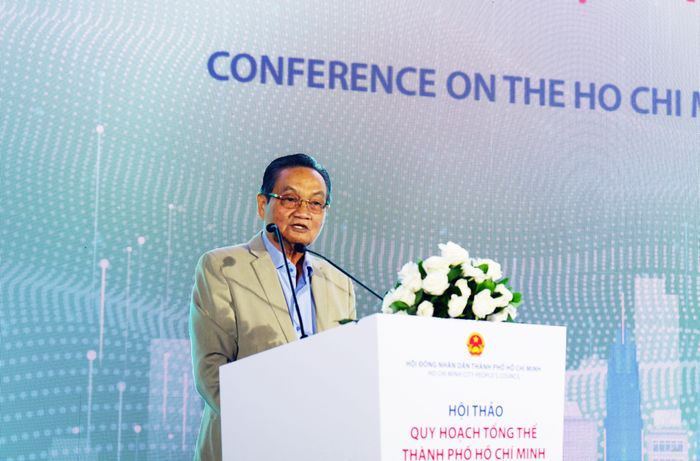 Nguyên Phó trưởng Đoàn chuyên trách Đoàn ĐBQH thành phố Hồ Chí Minh Trần Du Lịch phát biểu tại hội thảo. Ảnh: Hoa Lê