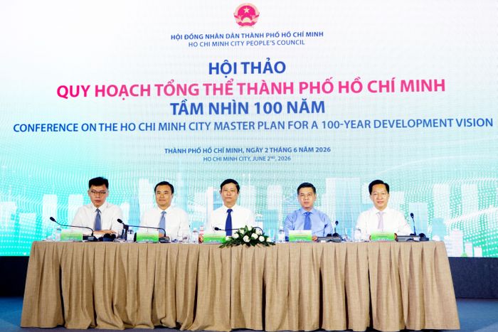 Phó Bí thư Thành ủy, Chủ tịch HĐND thành phố Hồ Chí Minh Võ Văn Minh cùng các đại biểu chủ trì hội thảo. Ảnh: Hoa Lê