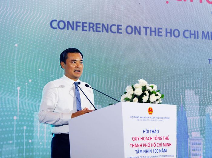 Phó Chủ tịch UBND Thành phố Bùi Xuân Cường phát biểu tại hội thảo. Ảnh: Hoa Lê