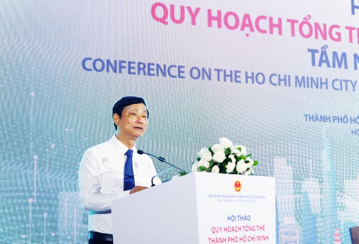 Chủ tịch HĐND thành phố Hồ Chí Minh Võ Văn Minh phát biểu chào mừng và định hướng hội thảo. Ảnh: Hoa Lê