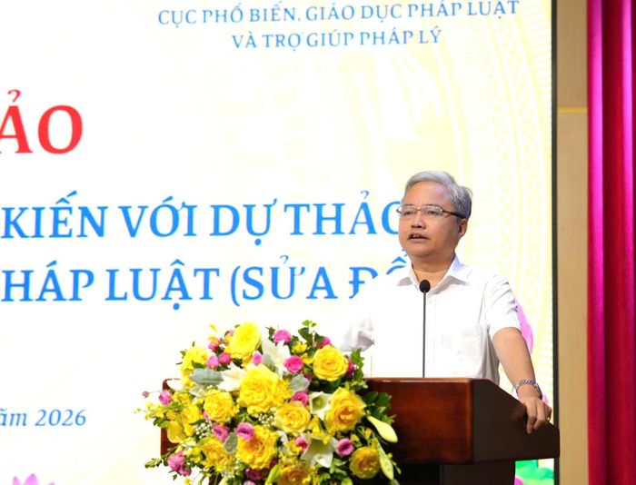 Phó Bí thư Đảng ủy Bộ Tư pháp Nguyễn Quang Thái phát biểu đề dẫn Hội thảo. Ảnh: Linh Chi