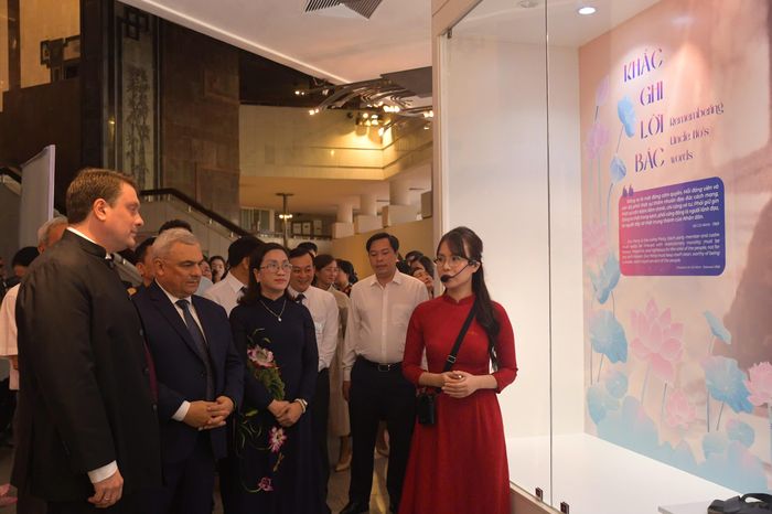 Đại biểu tham quan triển lãm