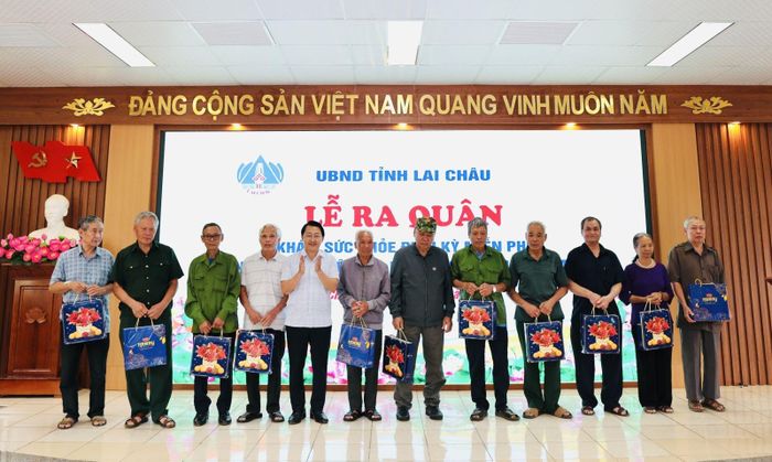 Phó Bí thư Tỉnh ủy, Trưởng Đoàn Đại biểu Quốc hội tỉnh Lai Châu Sùng A Hồ trao quà cho đại diện Nhân dân.