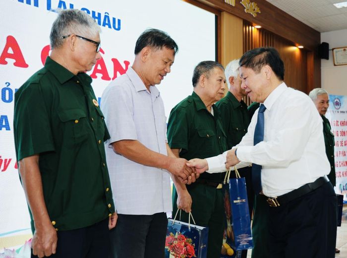 Phó Chủ tịch Thường trực UBND tỉnh Tống Thanh Hải trao quà cho đại diện Nhân dân.