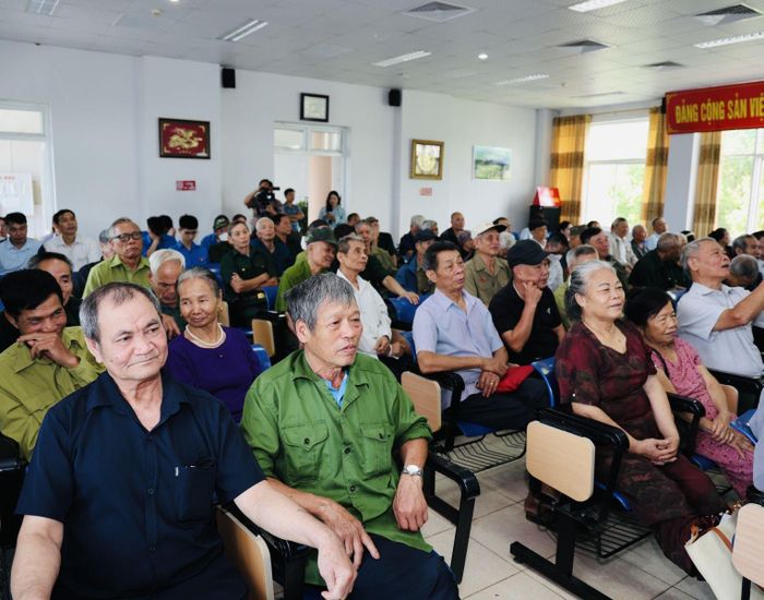Người dân tham dự buổi lễ.