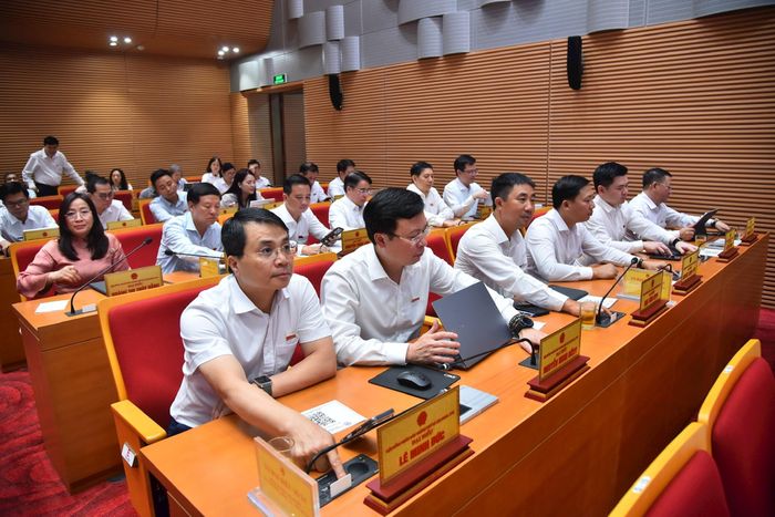 Các đại biểu bấm nút thông qua các nghị quyết