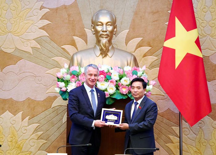 Phó Chủ tịch Quốc hội, Thượng tướng Nguyễn Doãn Anh trao quà lưu niệm tặng Chủ nhiệm Ủy ban Quốc phòng và Các lực lượng vũ trang, Hạ viện Pháp Jean Michel Jacques