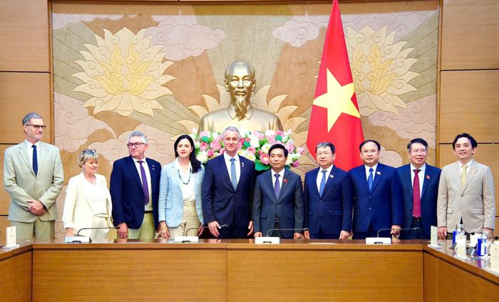 Phó Chủ tịch Quốc hội, Thượng tướng Nguyễn Doãn Anh chụp ảnh lưu niệm với Chủ nhiệm Ủy ban Quốc phòng và Các lực lượng vũ trang của Hạ viện Pháp Jean Michel Jacques và đại biểu hai nước