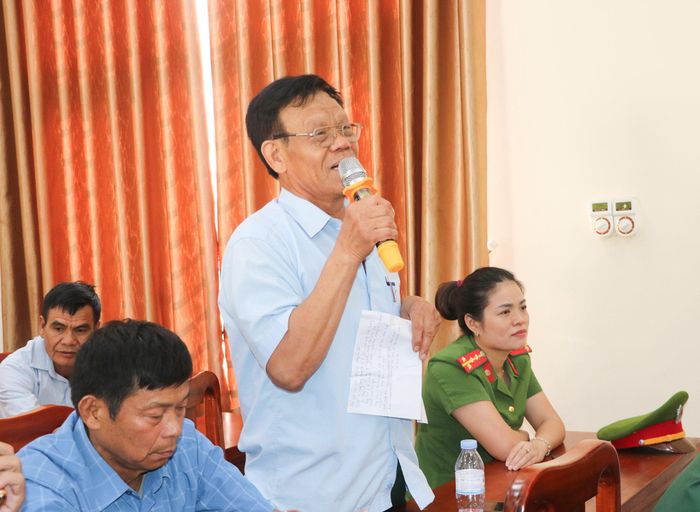 Cử tri phát biểu tại hội nghị