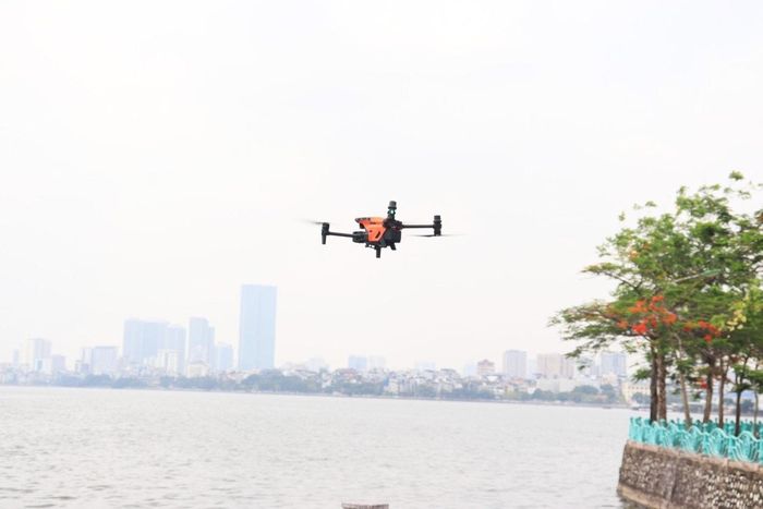 UAV thực hiện lộ trình bay thử nghiệm trên khu vực hồ Tây