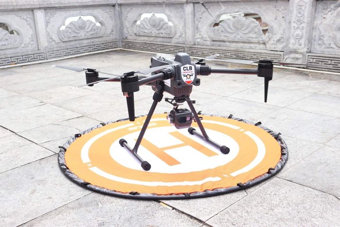 UAV được tập kết tại vị trí cất, hạ cánh, sẵn sàng thực hiện nhiệm vụ giám sát trên không