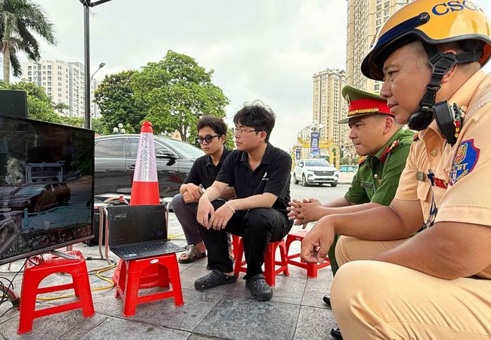 Cán bộ Công an phường Tây Hồ , Cảnh sát giao thông và đơn vị kỹ thuật theo dõi hình ảnh từ UAV tại điểm điều khiển hiện trường