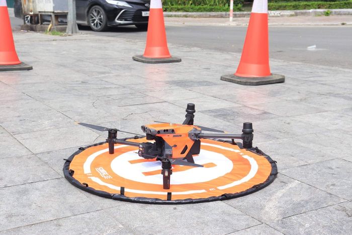 Thiết bị UAV được kiểm tra kỹ thuật trước khi thực hiện lộ trình bay tại khu vực hồ Tây