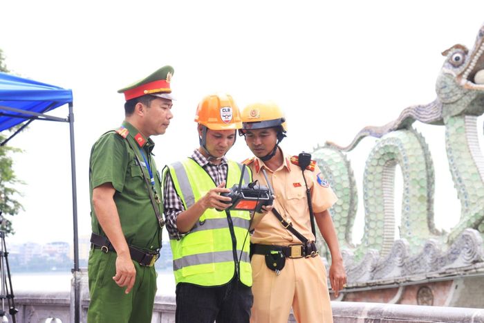 Công an phường Tây Hồ, Cảnh sát giao thông và kỹ thuật viên phối hợp kiểm tra thiết bị điều khiển UAV tại hiện trường