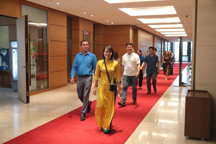 Các đại biểu tham quan Nhà Quốc hội