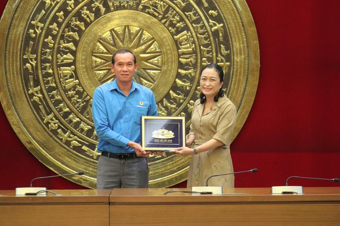 Phó Chủ tịch Hội đồng Dân tộc Trần Thị Hoa Ry tặng quà lưu niệm cho Đoàn