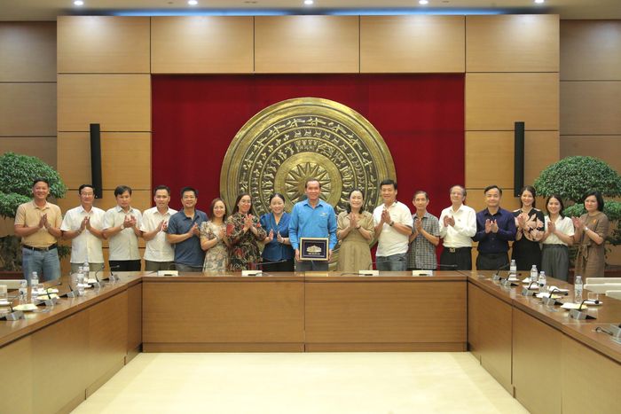 Các đại biểu chụp ảnh lưu niệm